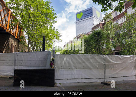 Le premier anniversaire de la tour de 24 étages de Grenfell bloc appartements de logement public qui a fait l'incendie 72 vit. Les shell a maintenant été recouverte d'une bâche blanche avec le message 'Grenfell pour toujours dans nos coeurs' South Kensington, Londres, Royaume-Uni, le 14 juin 2018. Banque D'Images