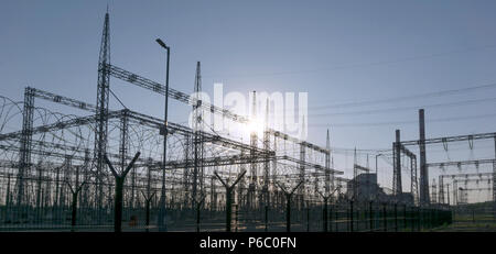 Paysage industriel - différentes structures d'une sous-station électrique en contre-jour Banque D'Images