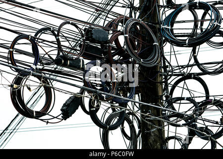 Emmêler les fils électriques sur le poteau électrique en milieu urbain. Désorganisé et malpropre pour la gestion de l'organisation concept Banque D'Images