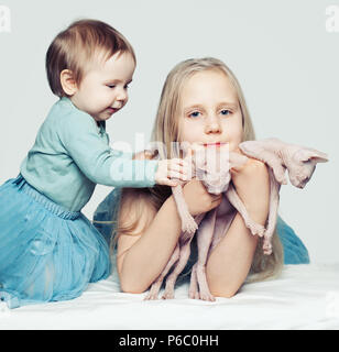 Les enfants avec des animaux. Magnifiques petites filles avec des chatons Banque D'Images