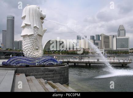 La ville de Singapour, Singapour - 3 février 2009 : les touristes profiter de la skyline de Singapour. Singapour est la 4ème ville la plus visitée dans le monde entier avec environ Banque D'Images