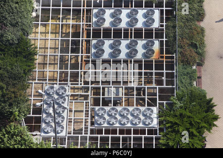 Sortie d'air de climatisation industrielle et unités de ventilation. Sur le toit du supermarché. Banque D'Images