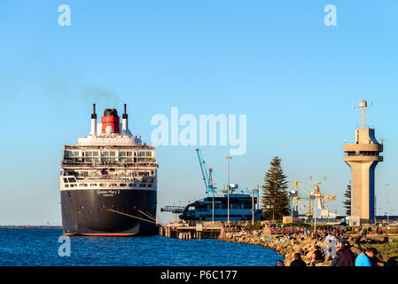 Adelaide, Australie - 16 Février 2018 : Cunard RMS Queen Mary 2 avec personnes à bord prêt pour le départ pour une croisière d'avant-port à port Banque D'Images