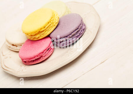 Macarons colorés sur fond de bois Banque D'Images