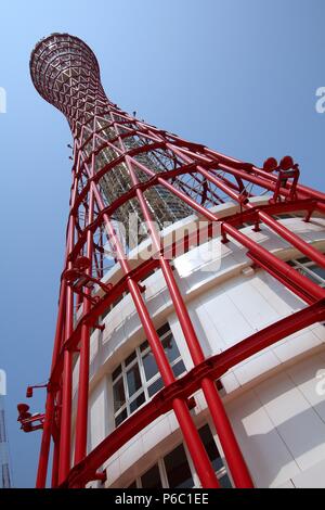 KOBE, JAPON - 24 avril 2012 : Kobe port Tower à Kobe, au Japon. La tour inhabituel est 108m de haut et est la principale attraction touristique de Kobe. Banque D'Images