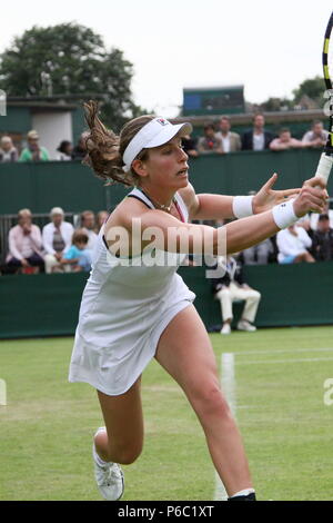 Johanna Konta concurrentes dans les Championnats de tennis de Wimbledon en 2012. L'âge de 21 ans. La première fois qu'elle a joué pour la Grande-Bretagne à Wimbledon . Banque D'Images