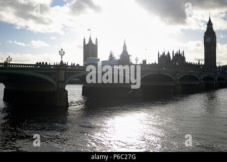 La silhouette large vue sur la Tamise dans le centre-ville de Londres, Angleterre montrant Westminster et Big Ben Banque D'Images