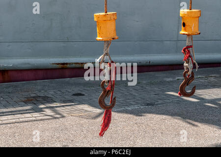 Deux crochet de grue accrocher près d'un navire de mer Banque D'Images