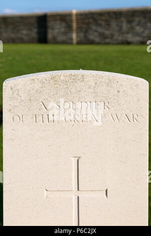 Pierre tombale d'un soldat de la Grande Guerre, Bedford House Cemetery, Belgique Banque D'Images