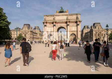 Paris, France - 24 juin 2018 : l'Arc de triomphe du Carrousel du Louvre, Pyramide et Banque D'Images
