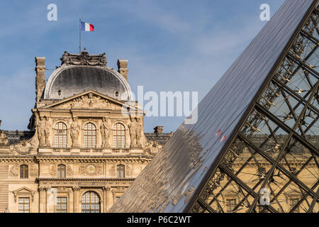 Paris, France - 23 juin 2018 : le musée du Louvre et la Pyramide du Louvre en été Banque D'Images