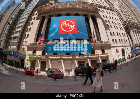 La Bourse de New York dans le Lower Manhattan à New York, le jeudi 14 juin 2018, est décorée d'une bannière pour American Axle & Manufacturing Holdings (AAM) en l'honneur de leurs investisseurs et de faire sonner la cloche de clôture. (© Richard B. Levine) Banque D'Images