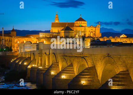 Pont de Cordoue, vue de nuit sur le pont romain (Puente Romano) en direction de la Mosquée de la cathédrale (la Mezquita) dans la ville historique de Cordoue, Andalousie, Espagne Banque D'Images