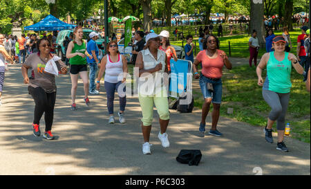 Ceux qui ne font pas participer à un 'Shape Up New York' session d'entraînement dans Central Park à New York lors d'une journée d'aventure Parcs NY Dept. tenue le samedi 16 juin 2018. (Â© Richard B. Levine) Banque D'Images