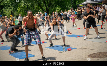 Les adeptes de participer à une séance d'entraînement dans la région de Central Park à New York lors d'une journée d'aventure Parcs NY Dept. tenue le samedi 16 juin 2018. (Â© Richard B. Levine) Banque D'Images