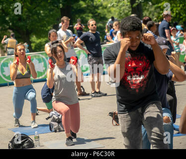 Les adeptes de participer à une séance d'entraînement dans la région de Central Park à New York lors d'une journée d'aventure Parcs NY Dept. tenue le samedi 16 juin 2018. (© Richard B. Levine) Banque D'Images