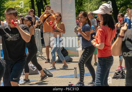 Les adeptes de participer à une séance d'entraînement dans la région de Central Park à New York lors d'une journée d'aventure Parcs NY Dept. tenue le samedi 16 juin 2018. (Â© Richard B. Levine) Banque D'Images