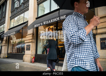 L'éventail de marques' Men's Wearhouse magasin de vêtements est vu à New York le mercredi, Juin 13, 2018. Marques sur mesure doit publier ses revenus aujourd'hui après la cloche pour son trimestre d'exercice se terminant le 30 avril.(© Richard B. Levine) Banque D'Images