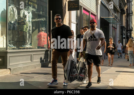 Shoppers on Broadway dans Soho à New York avec leurs achats le samedi 16 juin 2018 (Â© Richard B. Levine) Banque D'Images