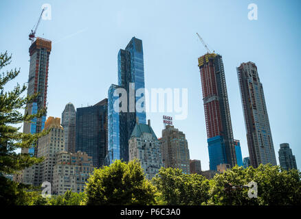 Gratte-ciel construits et en construction le long de la West 57th Street corridor dans Midtown Manhattan à New York à destination d'un ombres sur Central Park, vu le Samedi 16 Juin, 2018. Une récente étude a rapporté que l'un et d'autres57 proposés et en construction 'méga-towers' pour la 'Ã¼ber-riches' plus de 1 000 pieds vous projettent de grandes ombres à certains moments de l'année pièces plongeant de la section sud du monument Central Park dans l'ombre. Les bâtiments d'atteindre leur hauteur en achetant les droits de l'air de bâtiments plus petits. (Â© Richard B. Levine) Banque D'Images