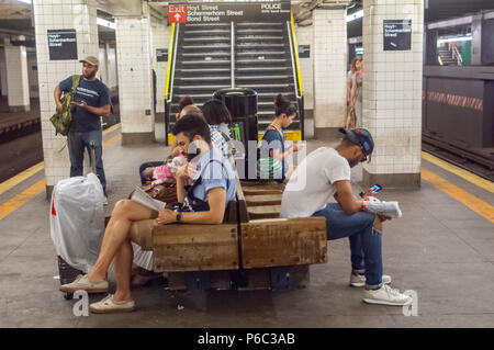 Week-end compliqué métro attendre un train à la station Hoyt-Schermerhorn au centre-ville de Brooklyn dans le métro de New York le dimanche 17 Juin, 2018. Comme c'est habituellement le cas, les travaux d'entretien effectués le week-end perturbe la fréquence et les itinéraires de plusieurs lignes de métro. (Â© Richard B. Levine) Banque D'Images