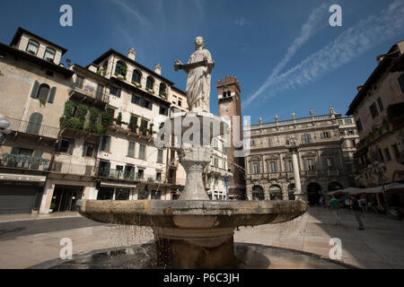 Piazza della Erbe E Fontana di Madonna Verona Verona est une ville sur la rivière Adige Vénétie, Italie, avec environ 257 000 habitants et l'un des Banque D'Images