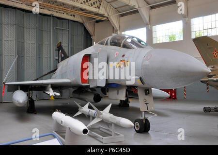 McDonnell Douglas F-4 Phantom FGR2 XV474 Royal Air Force Escadron 74 jet in hangar à l'Imperial War Museum Duxford Banque D'Images