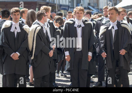 Les étudiants de l'Université de Cambridge, sur le chemin du Sénat Chambre d'obtenir leur diplôme le jeudi 29 juin. Les élèves vêtus de noir robes que la traditionnelle cérémonie de remise des diplômes de l'Université de Cambridge a eu lieu aujourd'hui (jeudi). Les étudiants, à partir de St Catharine's College, ont défilé dans le quartier historique de sénat Chambre vu par la famille et les amis pour recueillir leurs degrés de la prestigieuse université. De nombreuses parties de la cérémonie, qui aura lieu demain (vendredi) et le samedi, ont leur origine parmi les premiers usages de l'université il y a 800 ans. Banque D'Images