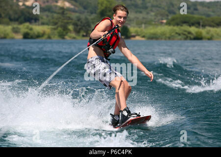 Capodimonte, Italie, boy est le ski nautique sur le lac de Bolsena Banque D'Images