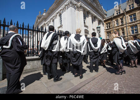 Les étudiants de l'Université de Cambridge, sur le chemin du Sénat Chambre d'obtenir leur diplôme le jeudi 29 juin. Les élèves vêtus de noir robes que la traditionnelle cérémonie de remise des diplômes de l'Université de Cambridge a eu lieu aujourd'hui (jeudi). Les étudiants, à partir de St Catharine's College, ont défilé dans le quartier historique de sénat Chambre vu par la famille et les amis pour recueillir leurs degrés de la prestigieuse université. De nombreuses parties de la cérémonie, qui aura lieu demain (vendredi) et le samedi, ont leur origine parmi les premiers usages de l'université il y a 800 ans. Banque D'Images