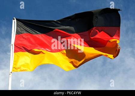 Hoppegarten, drapeau national de la République fédérale d'Allemagne dans le vent Banque D'Images