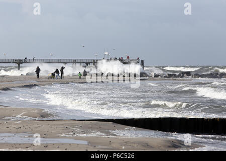 Wustrow, Allemagne - tempête sur la côte de la mer Baltique Banque D'Images