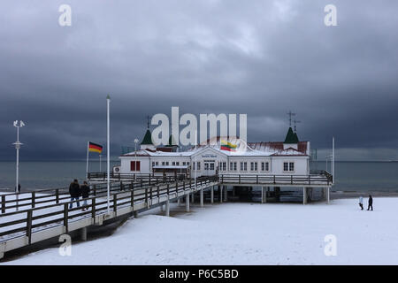 Nice, France, vue de la mer bridge en hiver par mauvais temps Banque D'Images