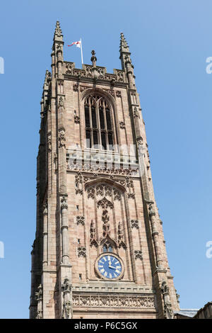 La tour de la cathédrale de Derby et d'horloge. Banque D'Images