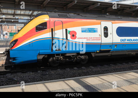 Un train en gare de Derby Banque D'Images