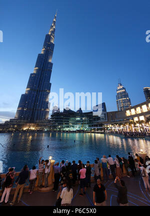 22.03.2017, Dubai, Dubai, Émirats Arabes Unis - Personnes en face du Burj Khalifa au crépuscule. 00S170322D245CAROEX.JPG [communiqué de modèle : PAS DE PROPRIÉTÉ, RE Banque D'Images