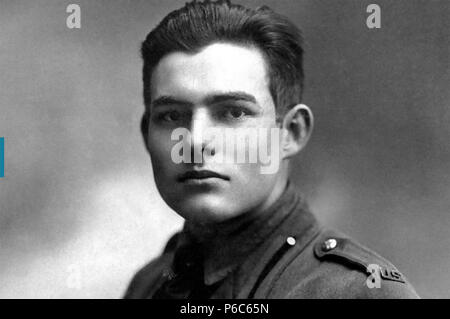 ERNEST HEMINGWAY (1899-1961) Auteur américain comme ambulancier en Italie en 1918. Banque D'Images