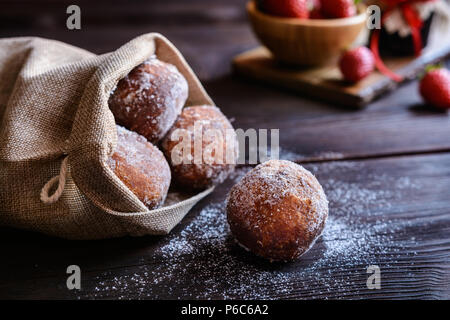 Bomboloni - beignets traditionnels italiens farcies avec de la confiture de fraise Banque D'Images