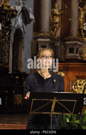 Singe femelle à l'intérieur d'une vieille église sombre et Banque D'Images