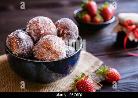 Bomboloni - beignets traditionnels italiens farcies avec de la confiture de fraise Banque D'Images