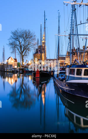 Hoorn, Netherlands-April 27, 2015 : Bateaux à voile dans la soirée dans la ville de Hoorn maritime historique dans le Nord de l'Allemagne. Banque D'Images