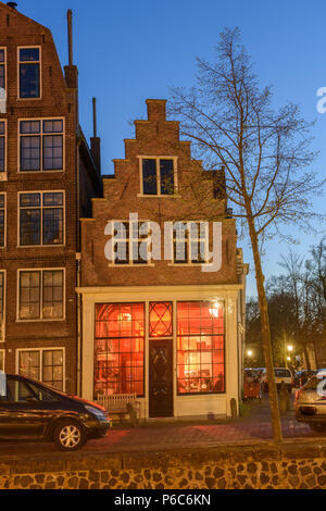 Hoorn, Netherlands-April 27, 2015 : Lumières sur le long d'une rangée de bâtiments à côté d'un canal dans la ville du port de Hoorn, Pays-Bas. Banque D'Images