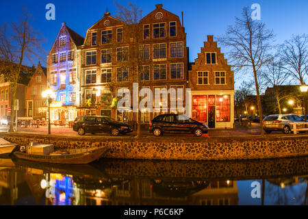 Hoorn, Netherlands-April 27, 2015 : Lumières sur le long d'une rangée de bâtiments à côté d'un canal dans la ville du port de Hoorn, Pays-Bas. Banque D'Images