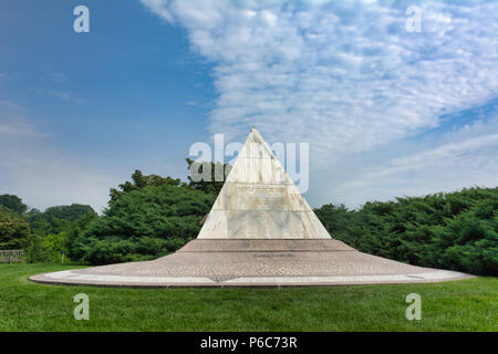 En forme de pyramide de la US Coast Guard au cimetière national d'Arlington Memorial, Washington, District of Columbia, États-Unis Banque D'Images