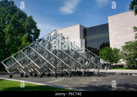 Une sculpture de métal à l'extérieur du National Air and Space Museum de Washington, District of Columbia, États-Unis Banque D'Images