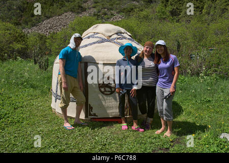 Camp de yourte dans les montagnes du Tian Shan, Karakol, Kygyzstan Banque D'Images