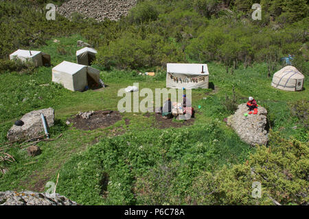 Camp de yourte dans les montagnes du Tian Shan, Karakol, Kirghizistan Banque D'Images