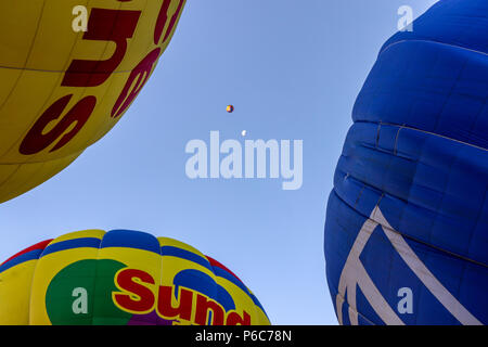 L'Albuquerque Balloon Festival, lancement de ballons avec la lune en arrière-plan Banque D'Images