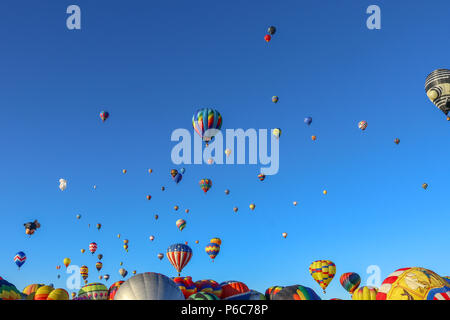 L'Albuquerque International Balloon Fiesta a décollé avec un lancer de ballons avec plus de 600 ballons à air chaud. Belle expérience. Banque D'Images