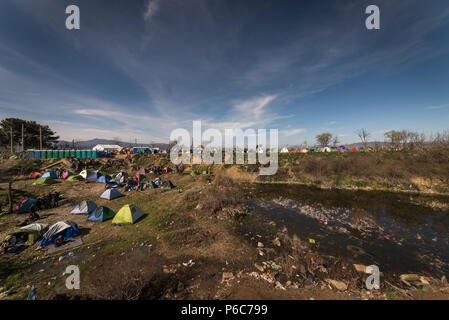 Un aperçu général montre une partie d'un camp de fortune pour les migrants et les réfugiés de l'Greek-Macedonian frontière près du village grec de Idomeni. Banque D'Images